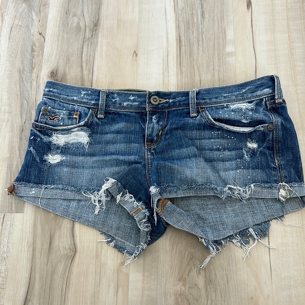 Low-rise denim shorts